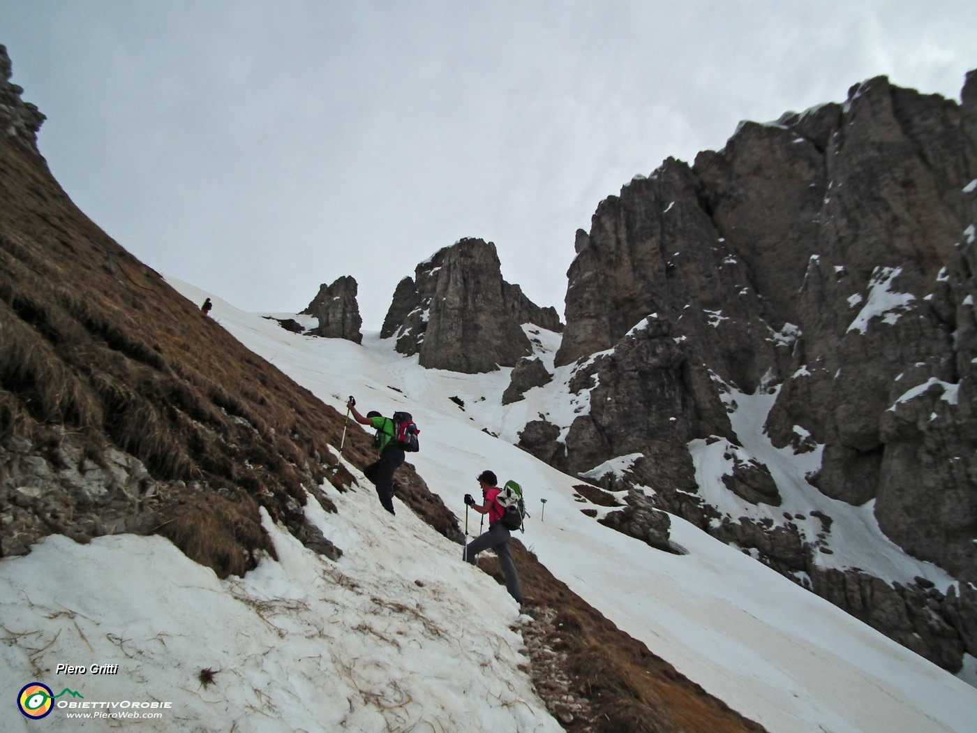 43...ma anche il Sentiero dele Foppe sovraccarico di neve, saliamo per il pratone !.JPG